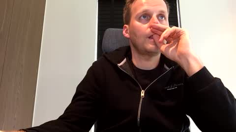 Max take off clothes online show from February 20, 2025, 10:37 am