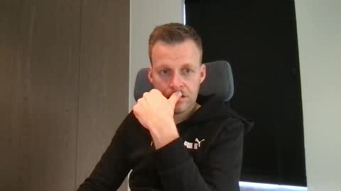 Max take off clothes online show from February 27, 2025, 9:32 am