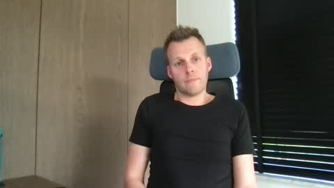 Max take off clothes online show from March 10, 2025, 2:05 pm