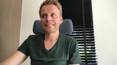 Max take off clothes online show from September 12, 2025, 11:43 am