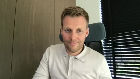 Max take off clothes online show from October 2, 2025, 10:55 am