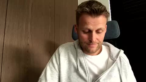 Max take off clothes online show from December 19, 2025, 1:18 pm