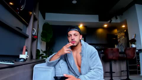 maximo_and_marcelo online show from June 5, 2026, 12:11 pm