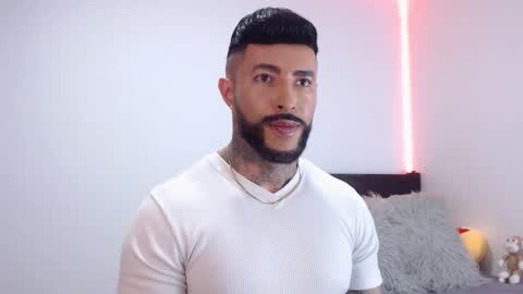 Independent Model online show from October 22, 2025, 4:24 am