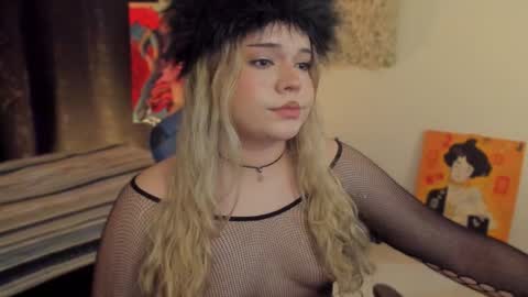 Snapshot of maxxxine_ chatting on December 22, 2024, 4:28 am Maxine Minx online show from December 22, 2024, 4:28 am