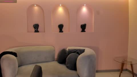 Snapshot of mayahoffman_ chatting on December 19, 2025, 1:51 pm M A Y A H O F F M A N online show from December 19, 2025, 1:51 pm