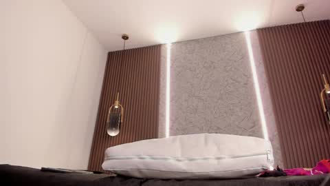 Maye Wells online show from April 21, 2026, 1:42 am