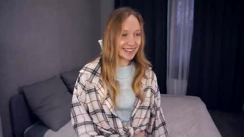 Snapshot of mckenziedyen chatting on October 31, 2025, 8:15 am Mary online show from October 31, 2025, 8:15 am