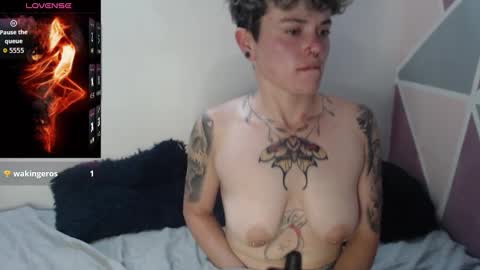 Megan and sophi online show from October 26, 2025, 1:00 am