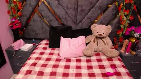 megan_latinn online show from January 14, 2026, 4:07 am