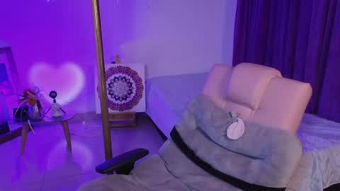                 Laura                 online show from April 21, 2026, 1:42 am