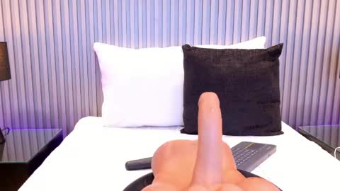 Snapshot of meganreed_ chatting on May 1, 2026, 10:47 pm Megan online show from May 1, 2026, 10:47 pm