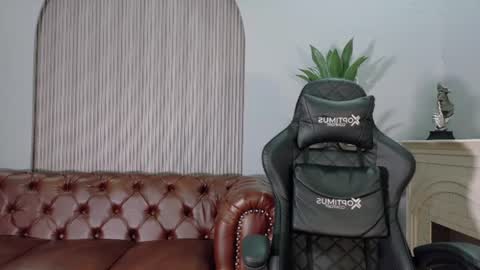 Snapshot of meggan_luxx chatting on July 14, 2026, 11:05 am MEGGAN LUXX online show from July 14, 2026, 11:05 am