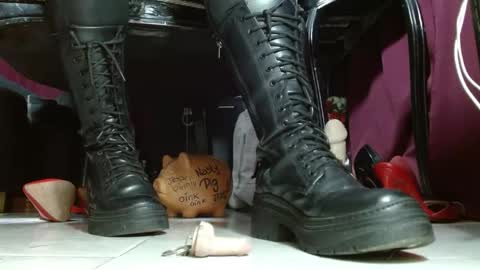 Snapshot of megoddessara chatting on April 27, 2026, 8:18 pm Goddess Sara online show from April 27, 2026, 8:18 pm