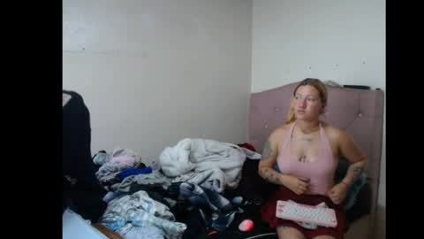 Snapshot of meizquin_lucifer chatting on April 6, 2026, 7:15 pm Meizquin and Lucifer online show from April 6, 2026, 7:15 pm