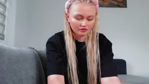 Snapshot of melani_a chatting on July 14, 2026, 10:09 am Melania online show from July 14, 2026, 10:09 am