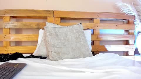 Melanie online show from February 16, 2025, 4:53 pm