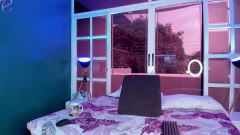 Melanie Roux online show from March 3, 2026, 8:04 pm