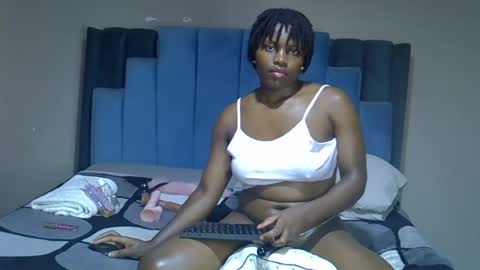 Snapshot of melanin_moon chatting on June 19, 2026, 11:25 am Moon online show from June 19, 2026, 11:25 am
