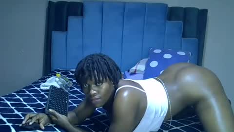 Snapshot of melanin_moon chatting on July 3, 2026, 11:22 pm Moon online show from July 3, 2026, 11:22 pm