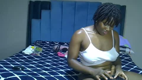 Snapshot of melanin_moon chatting on July 4, 2026, 11:33 pm Moon online show from July 4, 2026, 11:33 pm