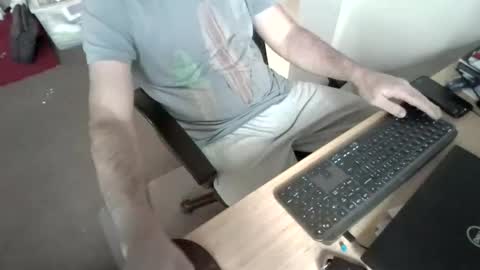 melbguy_075 online show from April 3, 2026, 12:30 am