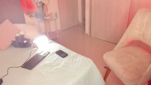 Snapshot of melina_ferrer1 chatting on July 7, 2026, 1:59 pm EI online show from July 7, 2026, 1:59 pm