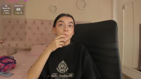 Snapshot of mellove_ chatting on May 13, 2026, 11:33 pm Mel online show from May 13, 2026, 11:33 pm