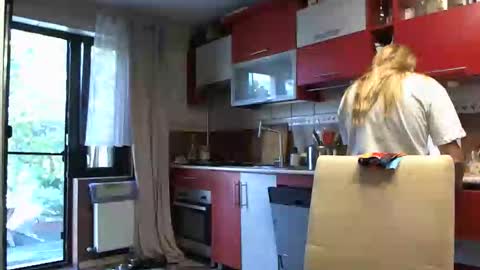 Melly online show from September 22, 2025, 6:48 am