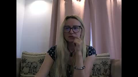 Snapshot of melly_rosey chatting on May 20, 2026, 6:08 am Melly online show from May 20, 2026, 6:08 am