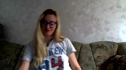 Snapshot of melly_rosey chatting on May 23, 2026, 6:51 am Melly online show from May 23, 2026, 6:51 am