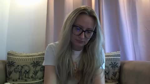 Snapshot of melly_rosey chatting on May 29, 2026, 7:17 am Melly online show from May 29, 2026, 7:17 am