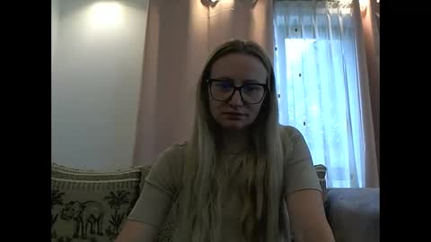 Snapshot of melly_rosey chatting on June 6, 2026, 7:13 am Melly online show from June 6, 2026, 7:13 am