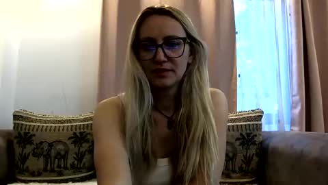 Snapshot of melly_rosey chatting on June 9, 2026, 6:14 am Melly online show from June 9, 2026, 6:14 am
