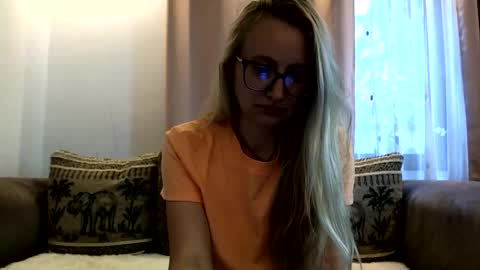 Snapshot of melly_rosey chatting on June 10, 2026, 6:45 am Melly online show from June 10, 2026, 6:45 am