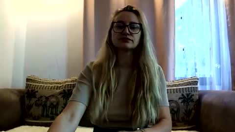 Snapshot of melly_rosey chatting on June 11, 2026, 6:00 am Melly online show from June 11, 2026, 6:00 am
