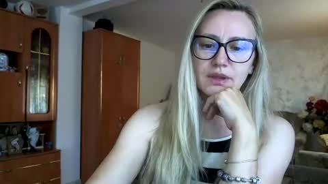 Snapshot of melly_rosey chatting on June 27, 2026, 6:40 am Melly online show from June 27, 2026, 6:40 am