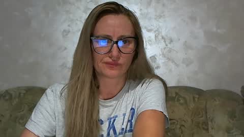 Snapshot of melly_rosey chatting on July 21, 2026, 9:50 pm Melly online show from July 21, 2026, 9:50 pm
