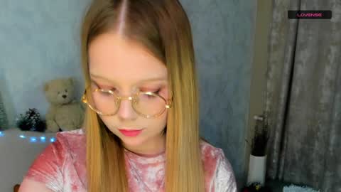 MelMooon online show from January 9, 2025, 5:43 pm