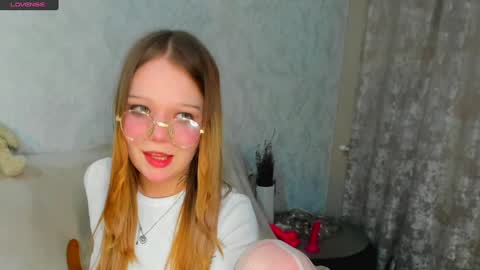 MelMooon online show from February 3, 2025, 5:03 pm