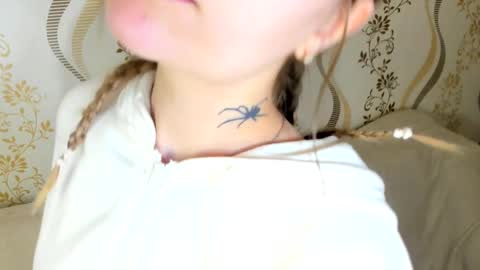 MelMooon online show from October 11, 2025, 12:04 pm