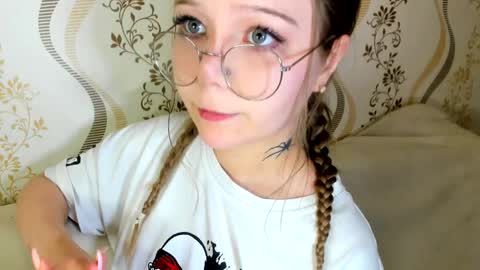 MelMooon online show from October 12, 2025, 5:34 pm