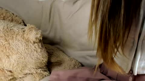 MelMooon online show from April 3, 2026, 9:13 pm