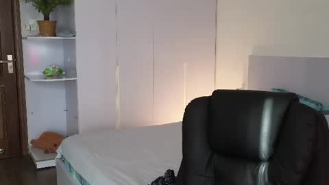 Snapshot of mencialo chatting on June 26, 2026, 9:14 am Mencialo online show from June 26, 2026, 9:14 am