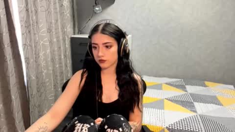 Luly online show from November 19, 2025, 10:43 pm