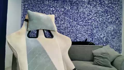 Mia online show from April 23, 2026, 4:46 am