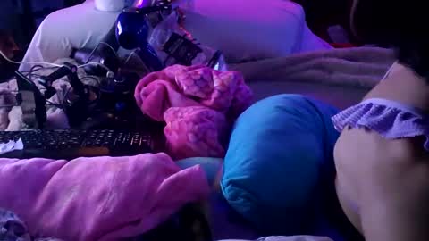 gurlnips online show from January 22, 2025, 10:29 am