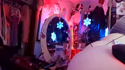 gurlnips online show from February 26, 2025, 10:15 am