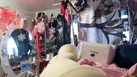 gurlnips online show from February 26, 2025, 4:24 pm