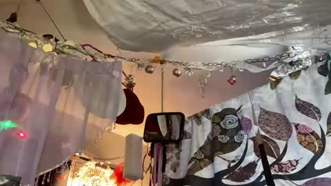 gurlnips online show from March 7, 2025, 4:35 am